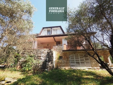 Foto Villa unifamiliare a Castelnuovo Magra di 376 m² con 15 locali