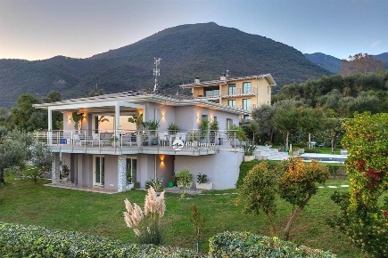 Foto Villa unifamiliare in Via MonteMaderno, Toscolano-Maderno di 366 m²