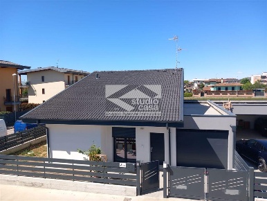 Foto Villa unifamiliare a Verdello di 226 m² con 4 locali in vendita