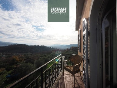 Foto Villa unifamiliare a Bolano di 498 m² con 10 locali in vendita