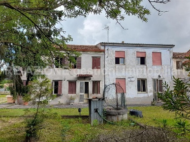 Foto Villa bifamiliare a Noventa Vicentina Centro di 300 m² con 10 locali
