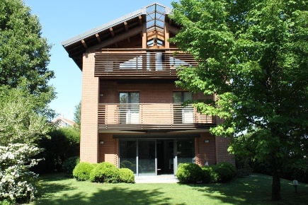 Foto Villa unifamiliare a Lesmo di 600 m² con 6 locali in vendita