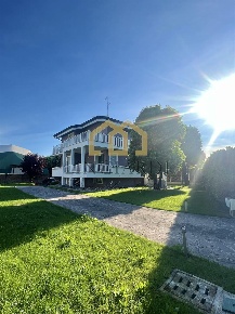 Foto Villa unifamiliare in Via Petrarca, San Colombano al Lambro Centro