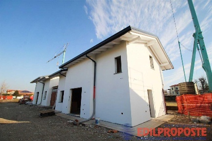 Foto Villa unifamiliare a Cogliate Centro di 191 m² con 3 locali in vendita