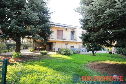 Foto Villa unifamiliare a Cogliate Centro di 260 m² con 6 locali in vendita
