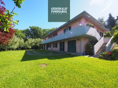 Foto Villa unifamiliare a Bolano di 200 m² con 8 locali in vendita