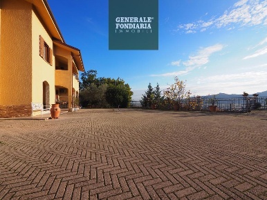 Foto Villa bifamiliare a Bolano di 200 m² con 6 locali in vendita