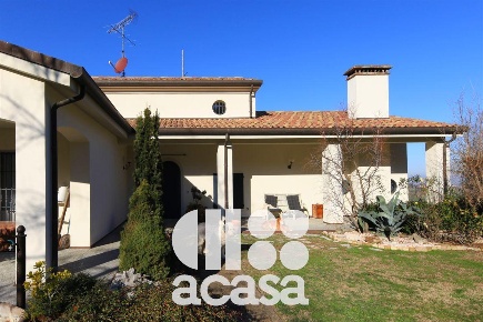 Foto Villa unifamiliare a Longiano Centro di 334 m² con 9 locali in vendita