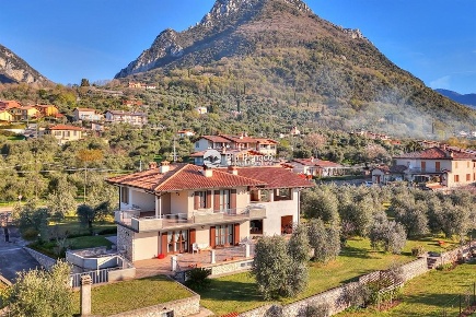 Foto Villa unifamiliare in Via Folino Cabiana, Toscolano-Maderno di 529 m²
