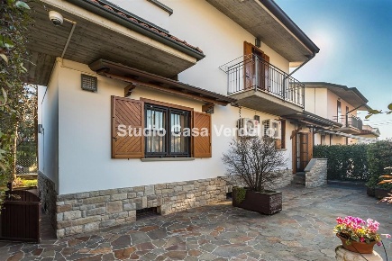 Foto Villa bifamiliare a Verdello di 195 m² con 3 locali in vendita