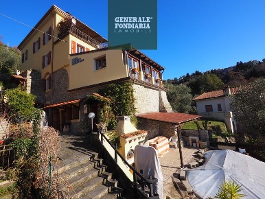 Foto Villa unifamiliare a Bolano di 300 m² con 11 locali in vendita