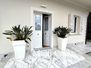 Foto Villa unifamiliare a Forte dei Marmi di 230 m² con 6 locali in vendita