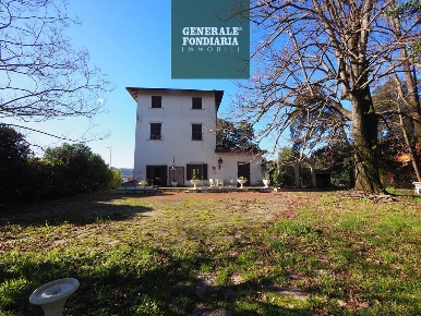 Foto Villa unifamiliare a Bolano di 300 m² con 9 locali in vendita