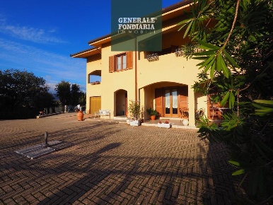 Foto Villa unifamiliare a Bolano di 340 m² con 10 locali in vendita