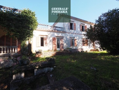 Foto Villa unifamiliare a Bolano di 600 m² con 15 locali in vendita
