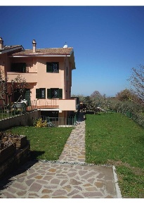 Foto Villa bifamiliare a Monte Porzio Catone di 180 m² con 5 locali