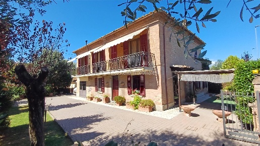 Foto Villa a schiera in via Delle Macine 6, Chiusi di 287 m² con 16 locali