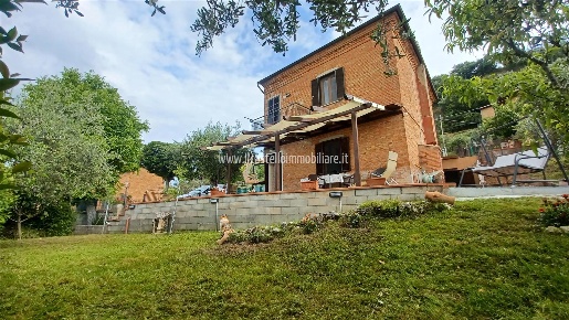 Foto Villa a schiera in piazza XX Settembre 1, Chiusi di 116 m² in vendita
