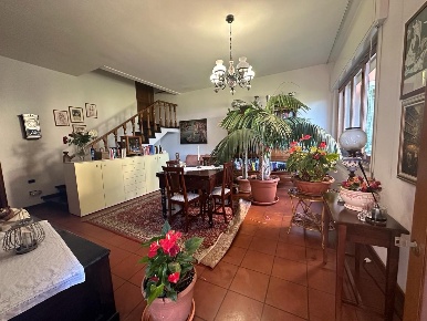Foto Villa bifamiliare a Porcari Centro di 190 m² con 8 locali in vendita