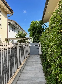 Foto Villa unifamiliare a Forte dei Marmi Centro di 225 m² con 12 locali