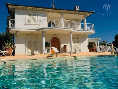 Foto Villa unifamiliare a Forte dei Marmi Vaiana di 220 m² con 8 locali