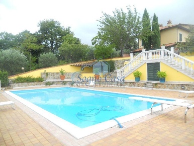 Foto Villa unifamiliare a Castelnuovo Magra Centro di 530 m² con 16 locali
