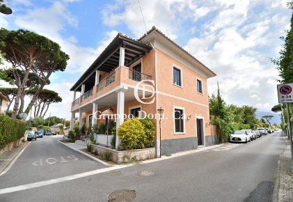 Foto Villa unifamiliare a Forte dei Marmi Centro di 235 m² con 9 locali