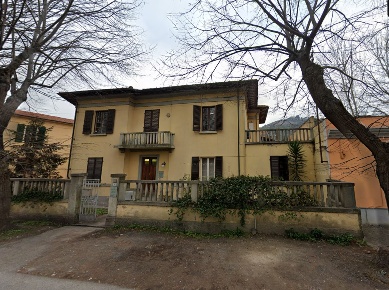 Foto Villa unifamiliare a Vicopisano Centro di 280 m² con 7 locali
