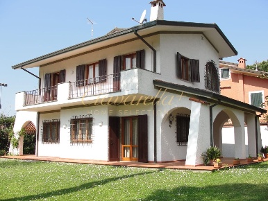 Foto Villa unifamiliare a Forte dei Marmi Centro di 230 m² con 6 locali