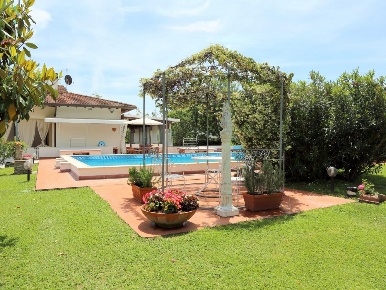 Foto Casa indipendente a Forte dei Marmi Vaiana di 300 m² con 12 locali