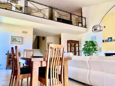 Foto Villa unifamiliare a Luni di 500 m² con 6 locali in vendita