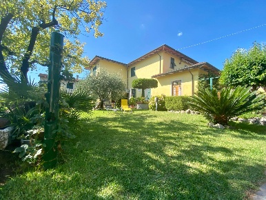 Foto Villa bifamiliare a Luni Zona Rurale di 130 m² con 5 locali in vendita