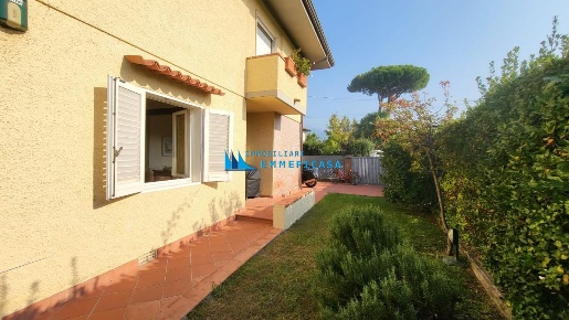Foto Villa bifamiliare a Forte dei Marmi Centro di 90 m² con 4 locali