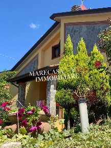 Foto Villa a schiera a Castelnuovo Magra Centro di 320 m² con 8 locali