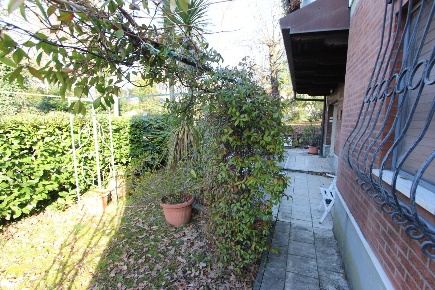 Foto Villa unifamiliare a Bolano Ceparana Carpena di 220 m² con 10 locali