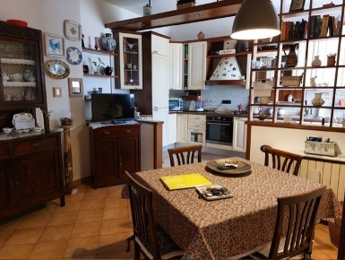 Foto Casa indipendente a Luni di 260 m² con 13 locali in vendita