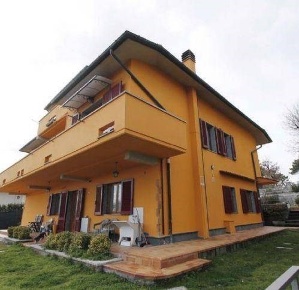 Foto Villa unifamiliare a Lamporecchio San Baronto di 275 m² con 10 locali