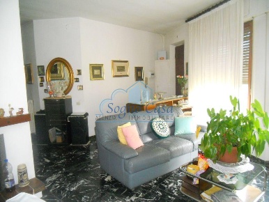 Foto Villa unifamiliare a Castelnuovo Magra Centro di 360 m² con 15 locali