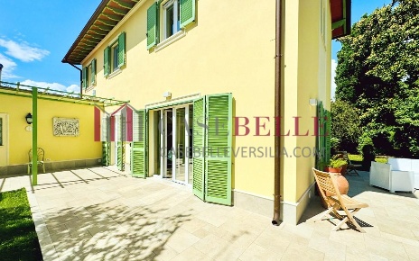 Foto Villa unifamiliare a Forte dei Marmi Vaiana di 150 m² con 6 locali