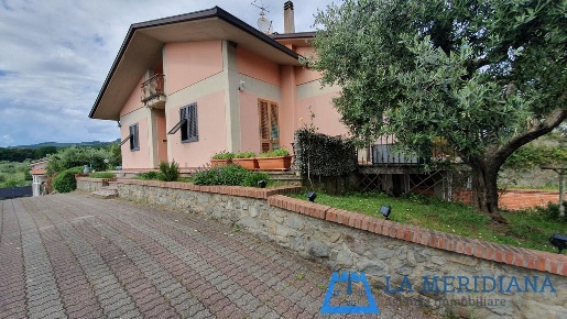 Foto Casa indipendente a Lamporecchio Centro di 270 m² con 8 locali