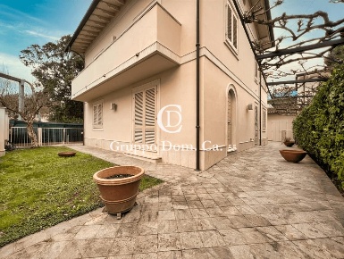 Foto Villa unifamiliare a Forte dei Marmi Vittoria Apuana di 200 m²