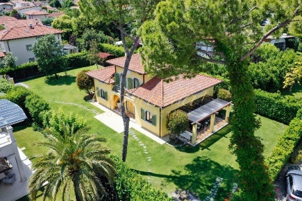 Foto Villa unifamiliare a Forte dei Marmi Centro di 220 m² con 7 locali