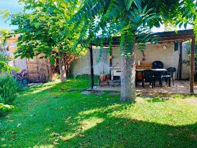Foto Villa unifamiliare a Castelnuovo Magra Centro di 170 m² con 6 locali