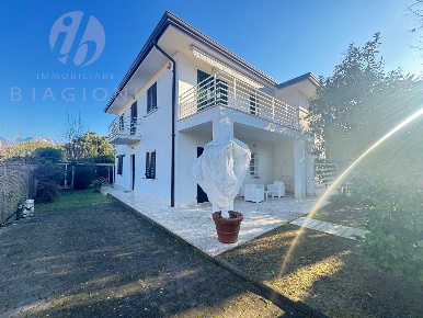 Foto Villa bifamiliare a Forte dei Marmi Centro di 120 m² con 7 locali