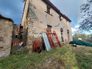 Foto Casa indipendente a Vicopisano di 250 m² con 8 locali in vendita