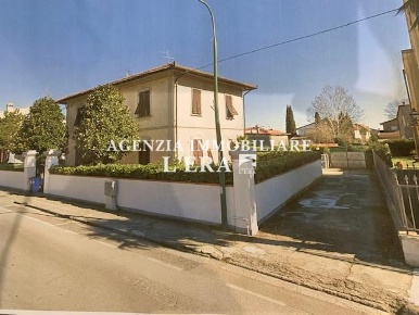 Foto Villa bifamiliare a Bientina Centro di 110 m² con 6 locali in vendita