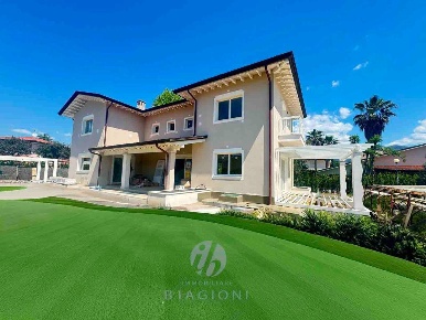 Foto Villa unifamiliare a Forte dei Marmi Caranna di 530 m² con 12 locali