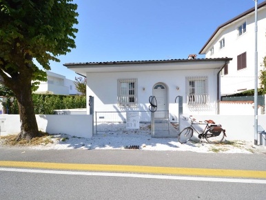 Foto Villa unifamiliare a Forte dei Marmi di 135 m² con 5 locali in vendita