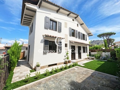 Foto Villa unifamiliare a Forte dei Marmi Centro di 160 m² con 8 locali