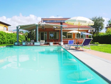 Foto Casa indipendente a Forte dei Marmi Centro di 400 m² con 14 locali